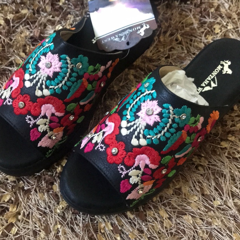 NWT Montana West Wedge Embroidered Flowers Sandals